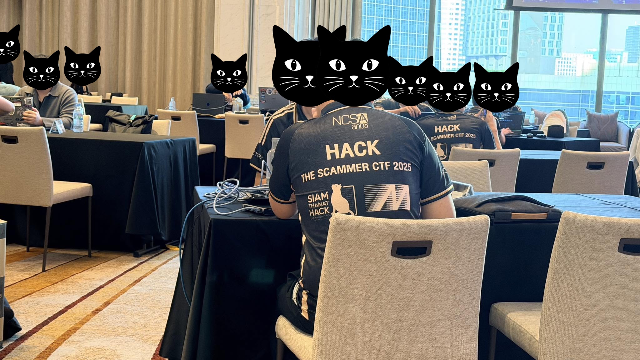 ทีม STH ระหว่างการแข่งขัน Hack the Scammer CTF 2025 โดยปิดบังใบหน้าด้วยภาพแมว
