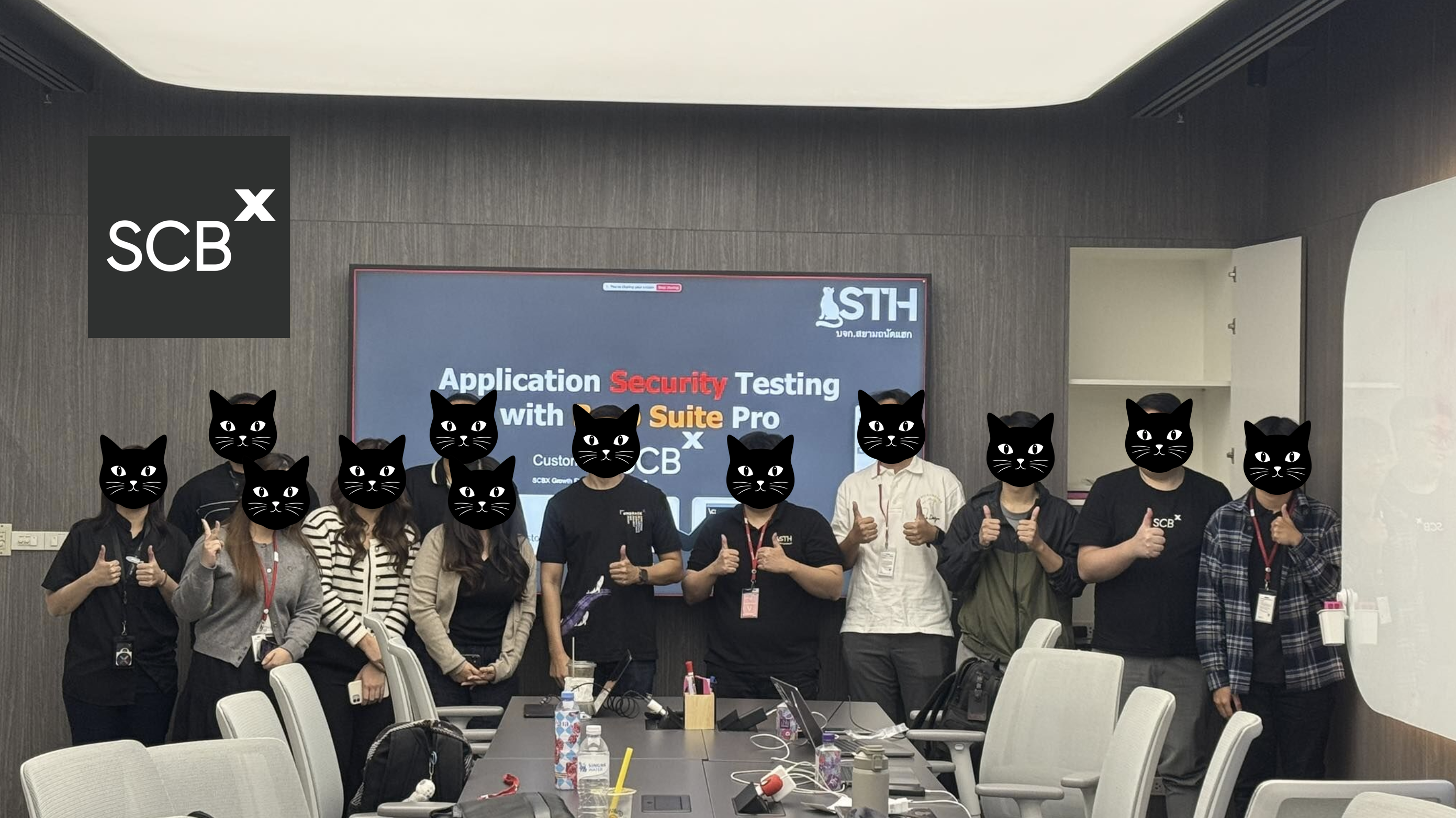 ทีม STH และผู้เข้าร่วมเวิร์กช็อป Application Security Testing ในห้องประชุม SCBX โดยปิดบังใบหน้าด้วยภาพแมว
